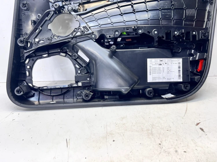 BOCZEK DRZWI LEWY PRZÓD AUDI A6 C8 4K1867105B QQ2