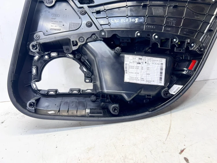 BOCZEK DRZWI LEWY TYŁ AUDI A6 C8 4K0867305E QQ2