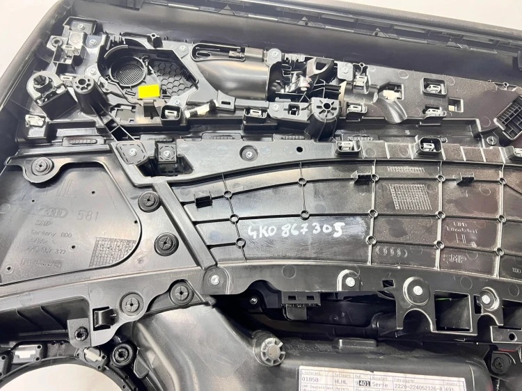 BOCZEK DRZWI LEWY TYŁ AUDI A6 C8 4K0867305E QQ2