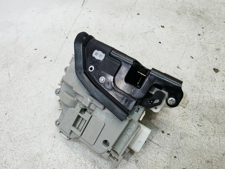 ZAMEK DRZWI PRAWY PRZÓD AUDI A1 8X A3 8V A4 B9 A5 8W 8X1837016B 6 PIN