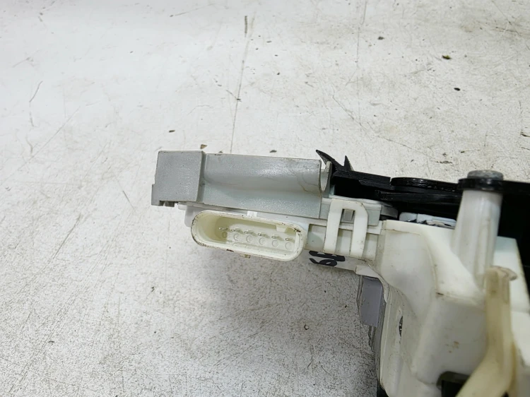 ZAMEK DRZWI PRAWY PRZÓD AUDI A1 8X A3 8V A4 B9 A5 8W 8X1837016B 6 PIN