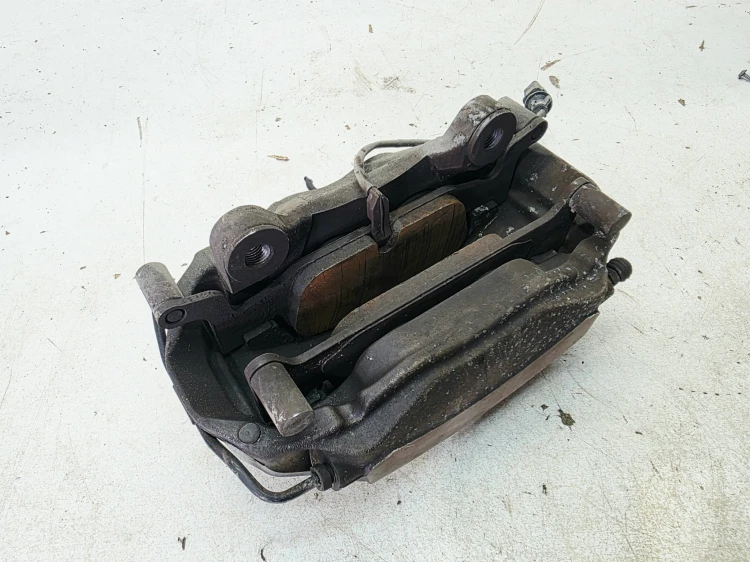 ZACISK HAMULCOWY LEWY PRZÓD AUDI A4 B9 A5 8W 8W05DF 971