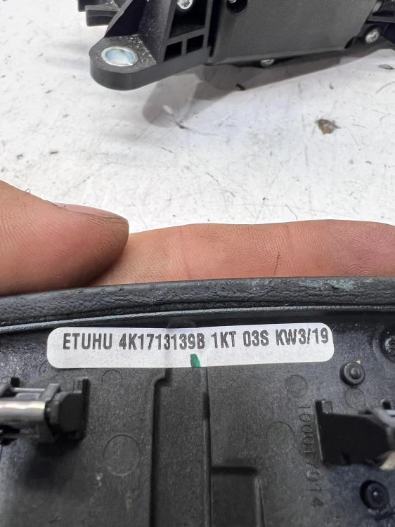WYBIERAK BIEGÓW LEWAREK AUDI A6 C8 4K1713139B 4K1713041G