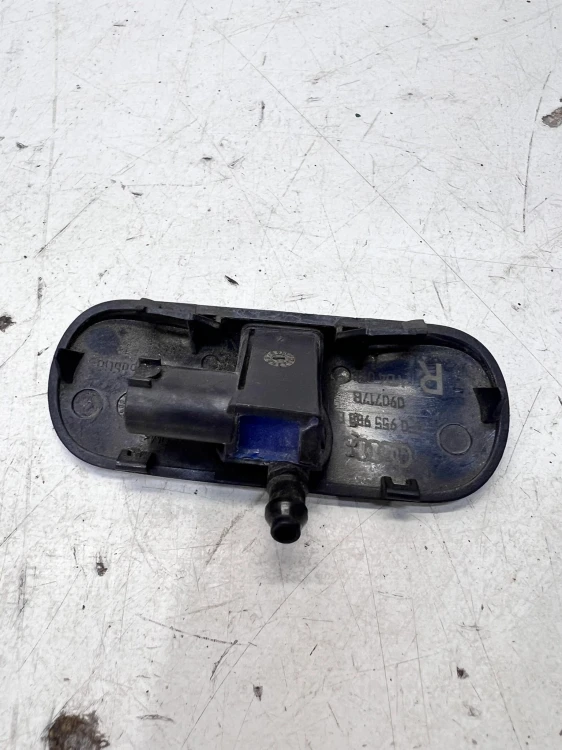 DYSZA SPRYSKIWACZA PRAWA AUDI A6 C6 4F0955988B