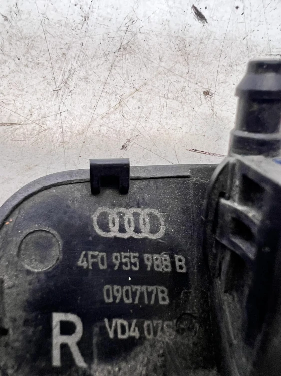 DYSZA SPRYSKIWACZA PRAWA AUDI A6 C6 4F0955988B