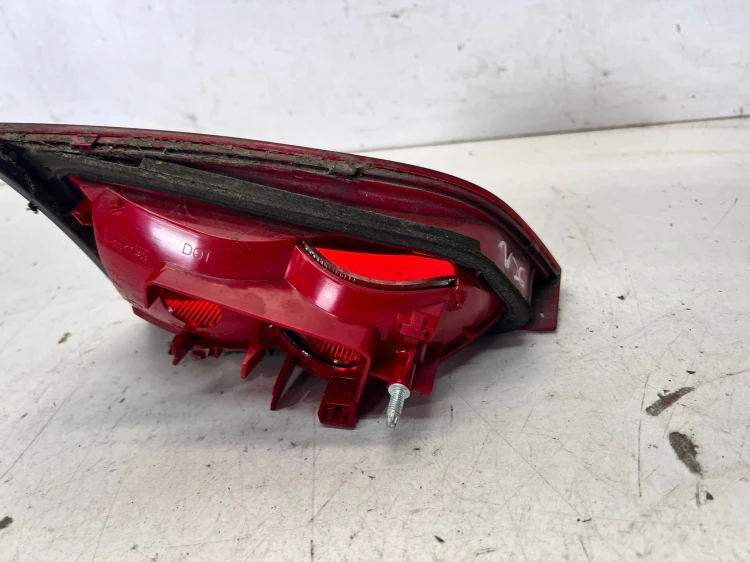 LAMPA PRAWY TYŁ W KLAPE AUDI A4 B8 SEDA 8K5945094D 1/26