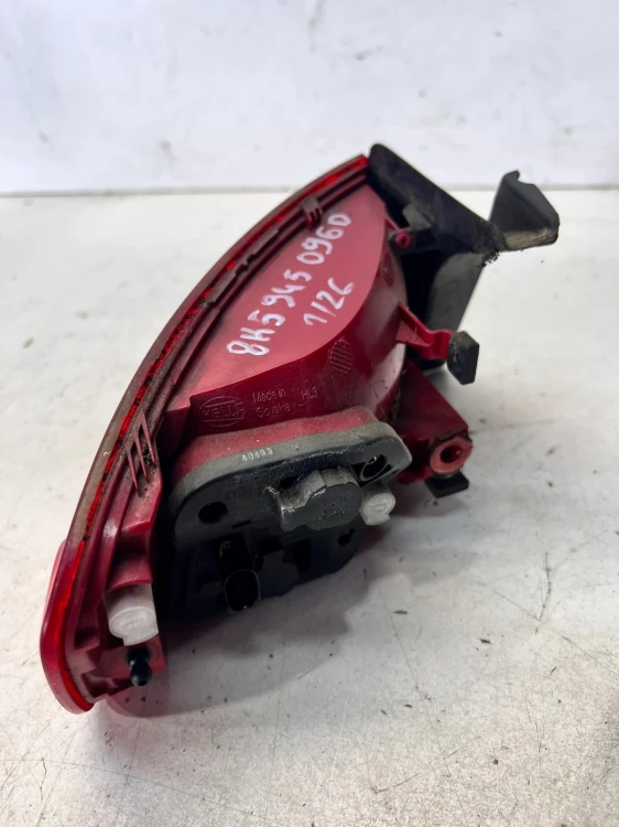 LAMPA PRAWY TYŁ W BŁOTNIK AUDI A4 B8 8K5945096D 1/26