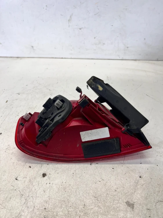 LAMPA PRAWY TYŁ W BŁOTNIK AUDI A4 B8 8K5945096D 1/26