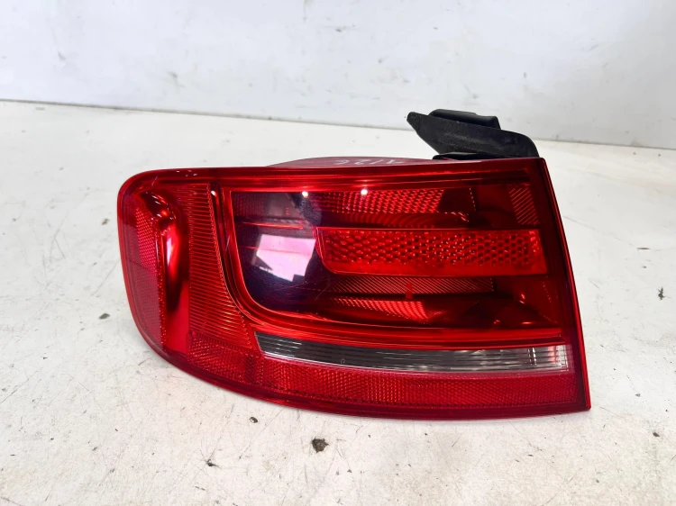 LAMPA LEWY TYŁ W BŁOTNIK AUDI A4 B8 8K5945095D 1/26