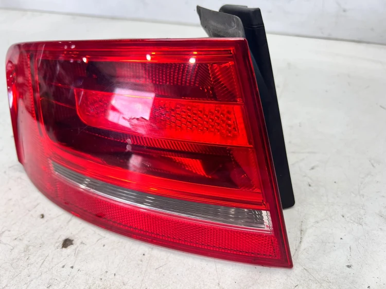 LAMPA LEWY TYŁ W BŁOTNIK AUDI A4 B8 8K5945095D 1/26