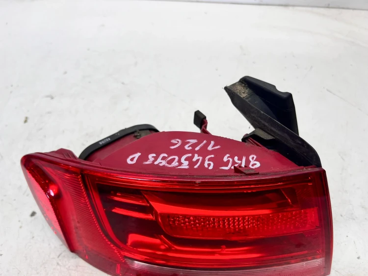 LAMPA LEWY TYŁ W BŁOTNIK AUDI A4 B8 8K5945095D 1/26