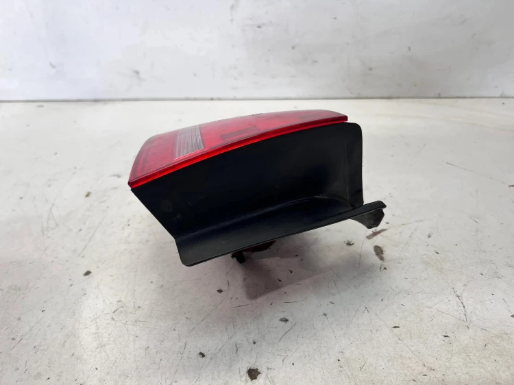 LAMPA LEWY TYŁ W BŁOTNIK AUDI A4 B8 8K5945095D 1/26
