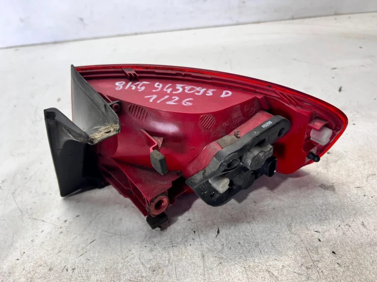 LAMPA LEWY TYŁ W BŁOTNIK AUDI A4 B8 8K5945095D 1/26