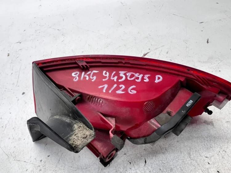 LAMPA LEWY TYŁ W BŁOTNIK AUDI A4 B8 8K5945095D 1/26