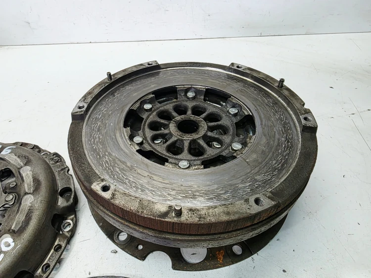 KOŁO DWUMASOWE SPRZĘGŁO AUDI A4 B8 A5 2.0 TDI 2.0 TFSI 0B2105266S 15/26