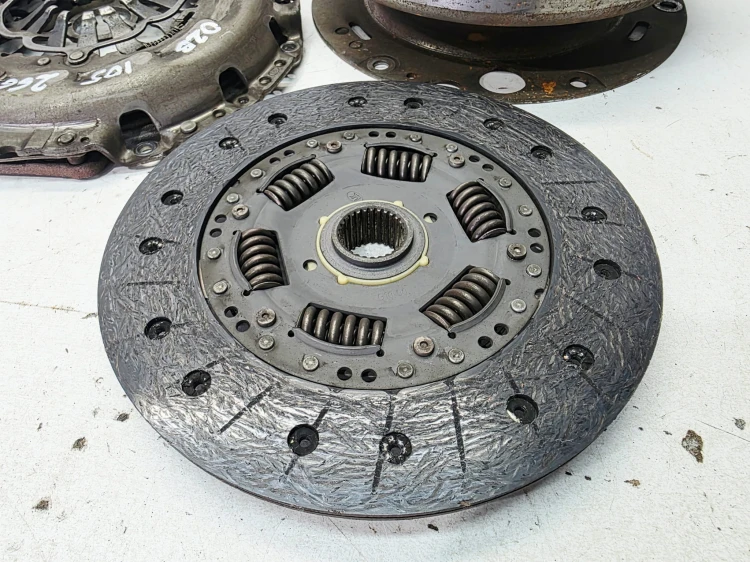 KOŁO DWUMASOWE SPRZĘGŁO AUDI A4 B8 A5 2.0 TDI 2.0 TFSI 0B2105266S 15/26