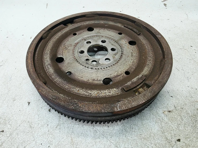 KOŁO DWUMASOWE DWUMAS AUDI VOLKSWAGEN SEAT SKODA 1.6 TDI 03L105266DP