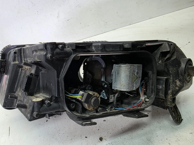 REFLEKTOR PRAWY AUDI A6 C6 4F0941004BB XENON SKRĘTNY NA CZĘŚCI