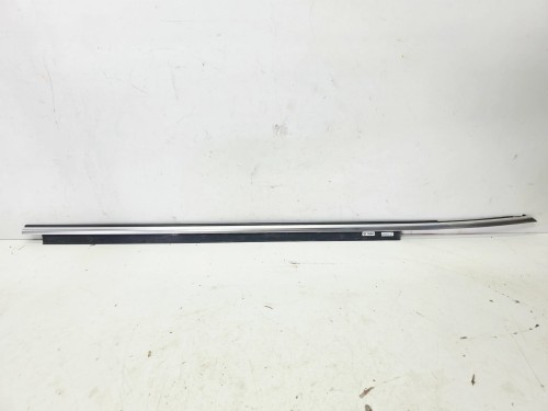 LISTWA ZGARNIAJĄCA SZYBĘ DRZWI PRAWY PRZÓD AUDI A5 8F CABRIO 8F0853284 3Q7