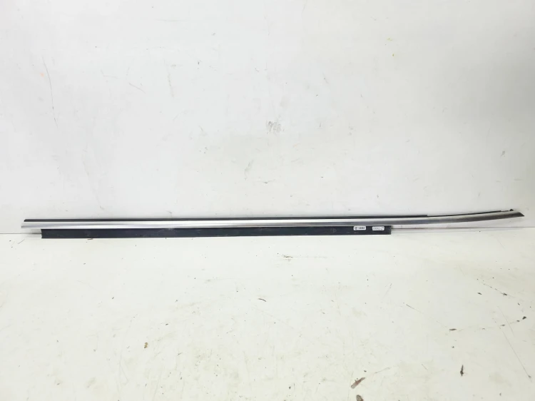 LISTWA ZGARNIAJĄCA SZYBĘ DRZWI PRAWY PRZÓD AUDI A5 8F CABRIO 8F0853284 3Q7