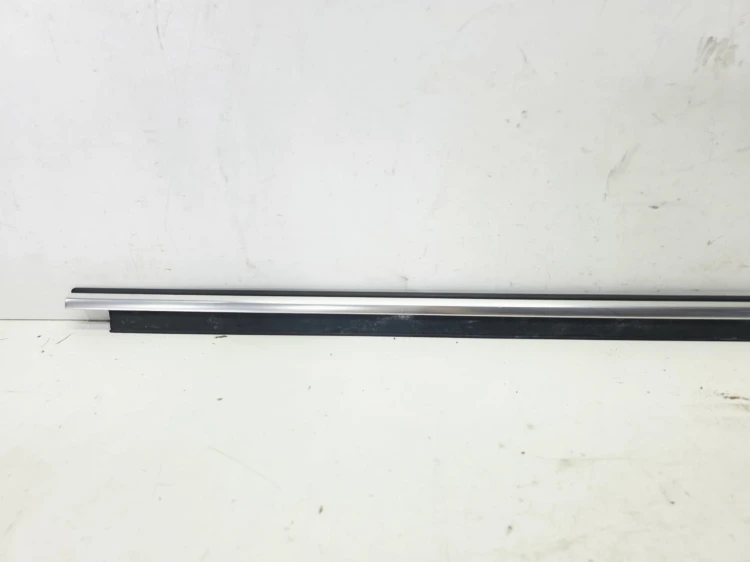 LISTWA ZGARNIAJĄCA SZYBĘ DRZWI PRAWY PRZÓD AUDI A5 8F CABRIO 8F0853284 3Q7