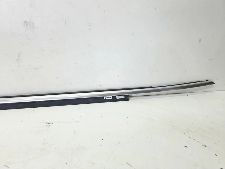LISTWA ZGARNIAJĄCA SZYBĘ DRZWI PRAWY PRZÓD AUDI A5 8F CABRIO 8F0853284 3Q7
