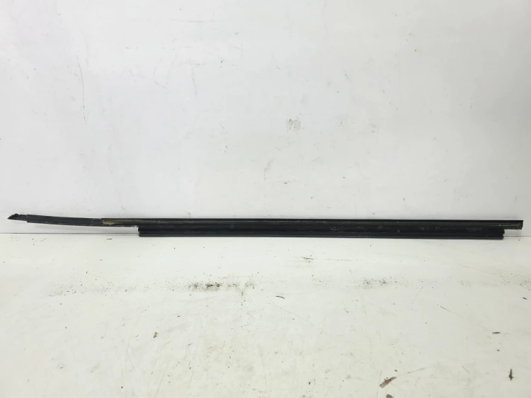 LISTWA ZGARNIAJĄCA SZYBĘ DRZWI PRAWY PRZÓD AUDI A5 8F CABRIO 8F0853284 3Q7