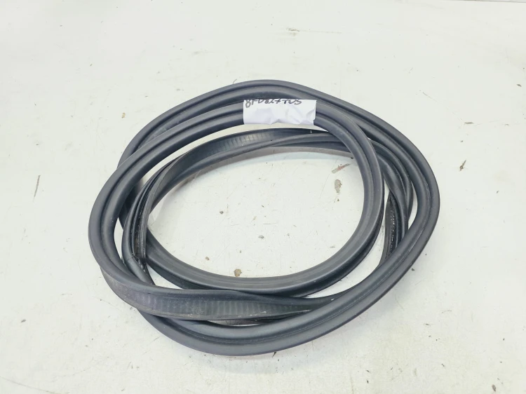 USZCZELKA KLAPY BAGAŻNIKA AUDI A5 8F CABRIO 8F0827705