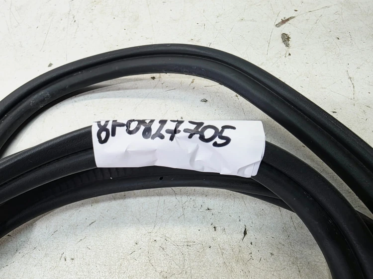 USZCZELKA KLAPY BAGAŻNIKA AUDI A5 8F CABRIO 8F0827705