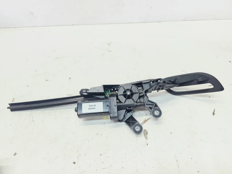 SIŁOWNIK PODAJNIKA PASA PRAWY PRZÓD AUDI A5 8F CABRIO 8F0857760
