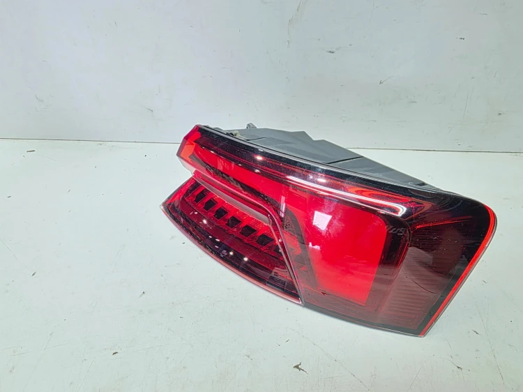 LAMPA PRAWY TYŁ LED W BŁOTNIK AUDI A5 8F SPORTBACK 8W6945092J