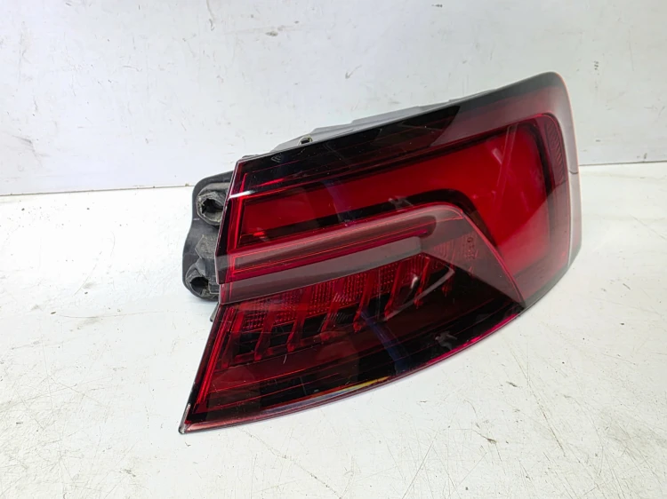 LAMPA PRAWY TYŁ LED W BŁOTNIK AUDI A5 8F SPORTBACK 8W6945092J
