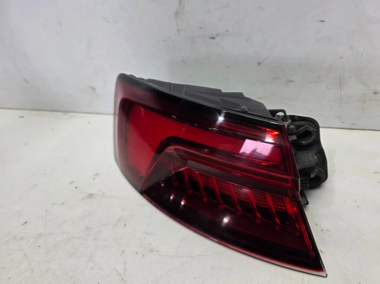 LAMPA LEWY TYŁ LED W BŁOTNIK AUDI A5 8F SPORTBACK 8W6945091J