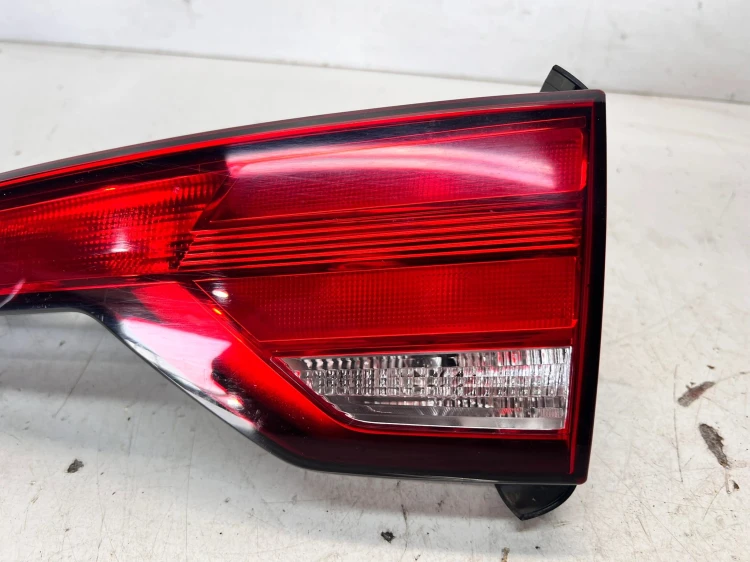 LAMPA PRAWY TYŁ W KLAPĘ AUDI A4 B9 AVANT 8W9945076A