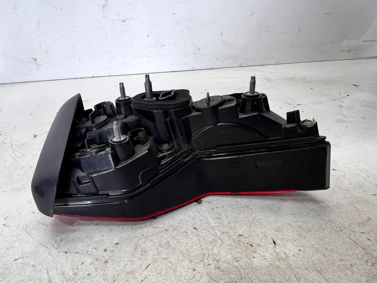 LAMPA PRAWY TYŁ W KLAPĘ AUDI A4 B9 AVANT 8W9945076A