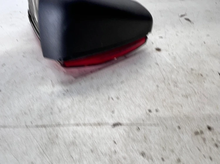 LAMPA PRAWY TYŁ W KLAPĘ AUDI A4 B9 AVANT 8W9945076A