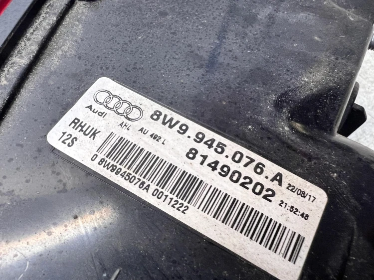 LAMPA PRAWY TYŁ W KLAPĘ AUDI A4 B9 AVANT 8W9945076A