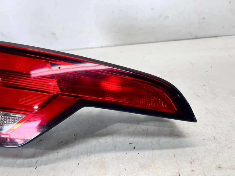LAMPA LEWY TYŁ W KLAPĘ AUDI A4 B9 AVANT 8W9945075A