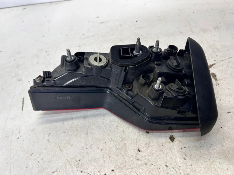 LAMPA LEWY TYŁ W KLAPĘ AUDI A4 B9 AVANT 8W9945075A
