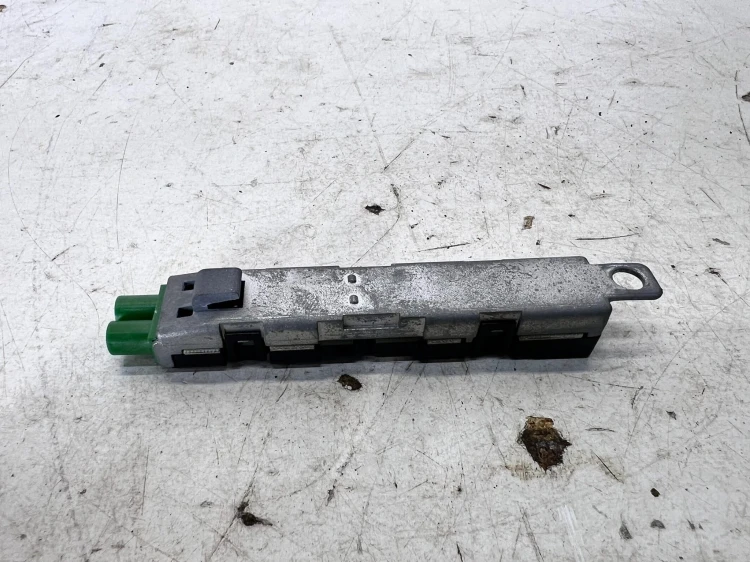 ANTENA WZMACNIACZ ANTENOWY AUDI A5 8T CABRIO 8F0035225C
