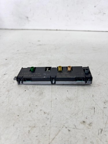 ANTENA WZMACNIACZ ANTENOWY AUDI A5 8T CABRIO 8F0035225A