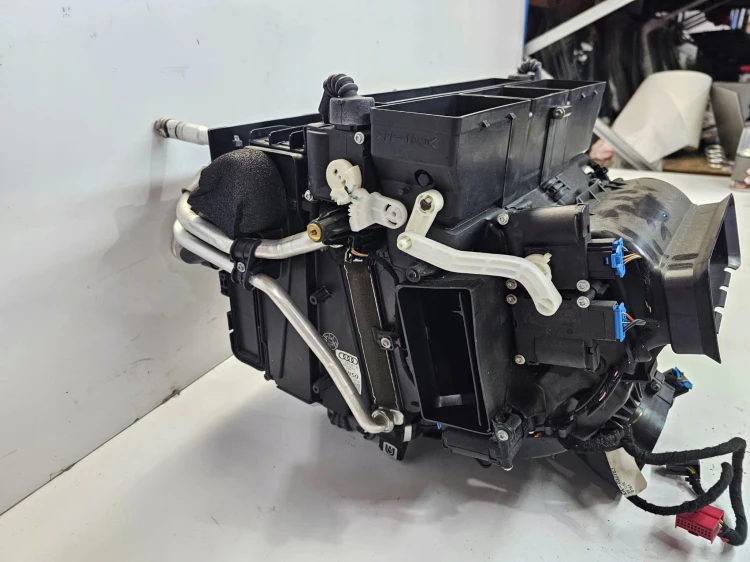 NAGRZEWNICA KOMPLETNA AUDI A6 C6 4F1820351N EUROPA