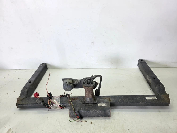 BELKA HAK HOLOWNICZY ODPINANY AUDI A4 B8 A5 8T 8T080091B BRAK KULI
