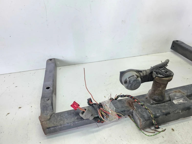 BELKA HAK HOLOWNICZY ODPINANY AUDI A4 B8 A5 8T 8T080091B BRAK KULI