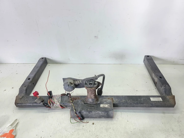 BELKA HAK HOLOWNICZY ODPINANY AUDI A4 B8 A5 8T 8T080091B BRAK KULI