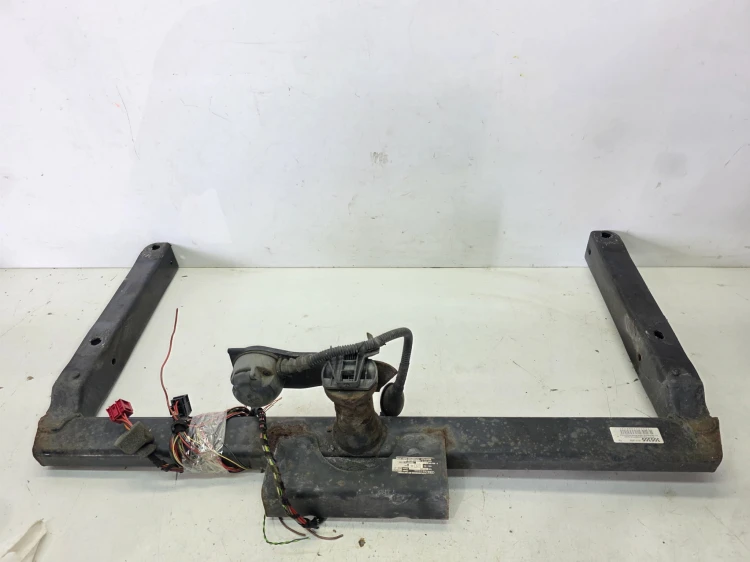 BELKA HAK HOLOWNICZY ODPINANY AUDI A4 B8 A5 8T 8T080091B BRAK KULI