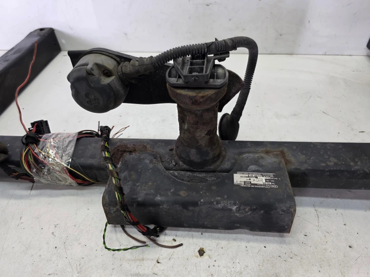 BELKA HAK HOLOWNICZY ODPINANY AUDI A4 B8 A5 8T 8T080091B BRAK KULI