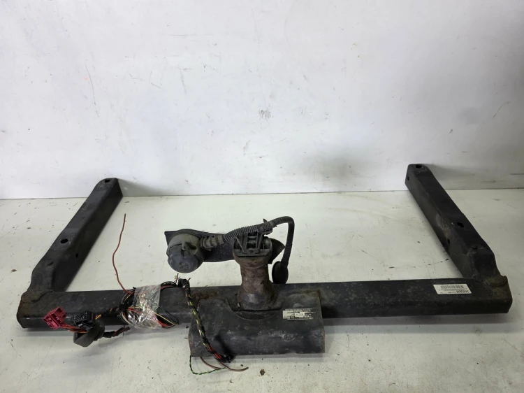 BELKA HAK HOLOWNICZY ODPINANY AUDI A4 B8 A5 8T 8T080091B BRAK KULI