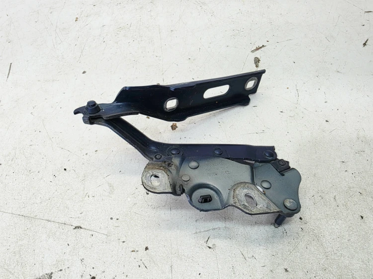 ZAWIAS MASKI PRAWY AUDI A3 8V LIFT 8V0823302F