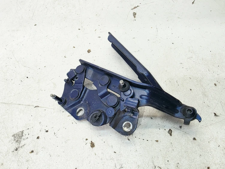 ZAWIAS MASKI PRAWY AUDI A3 8V LIFT 8V0823302F